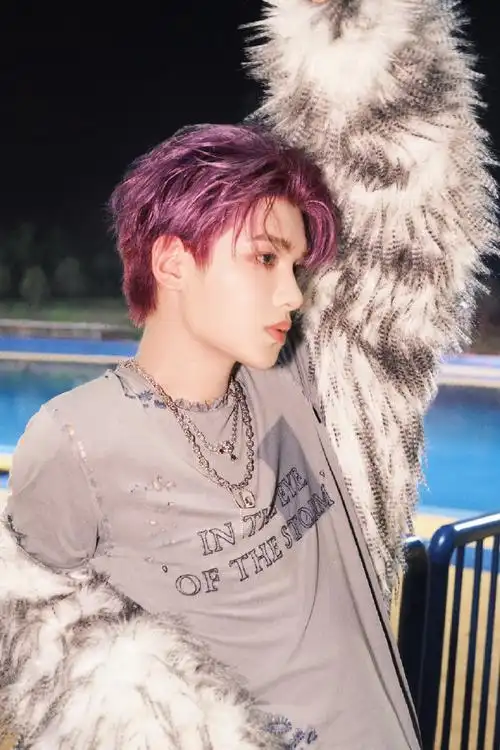 黄明昊紫发造型随拍