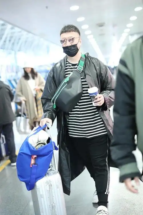 50岁孙红雷顶锅盖头出门穿轻薄塑料感外套一副年轻小伙子样