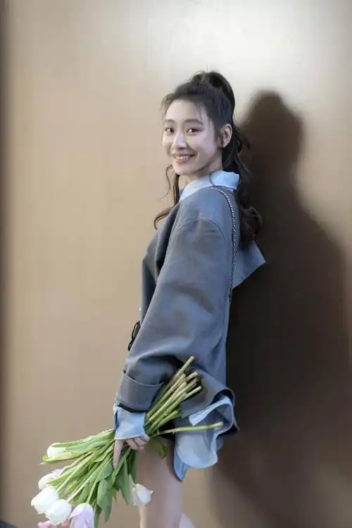 青年谐剧演员吴丹:像"夏花"一样勇敢追梦|五四特别报道