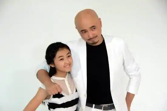 原创羡慕张子枫有头发徐峥发布会调皮扯张子枫辫子引网友爆笑调侃