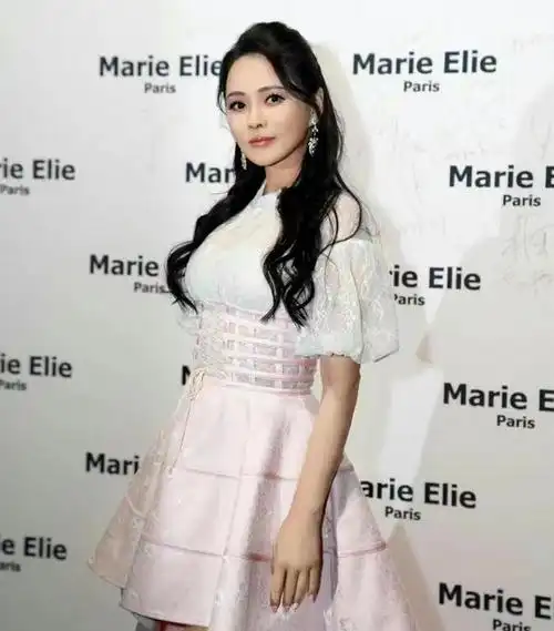 伊能静就是保养很好的奶奶!55岁穿蓬蓬裙依然漂亮,但脸真的老了