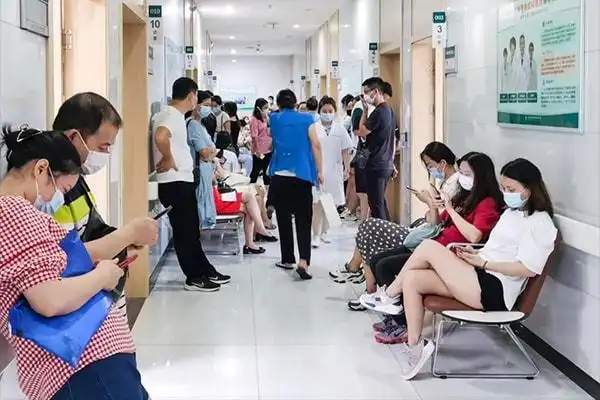 国庆一到,很多因为平时太忙没时间上医院的人群抓紧时间就医看诊.