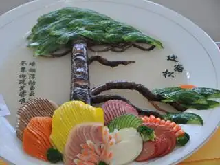 也称花色冷盘,花色拼盘,工艺冷拼等,是指利用各种加工好的冷菜原料