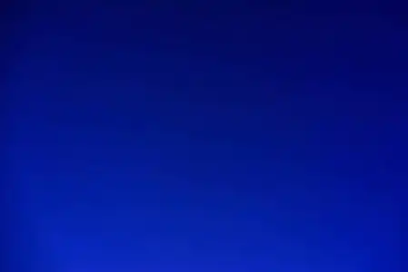 为自然背景或墙纸的深蓝色天空的空白和纯纹理照片