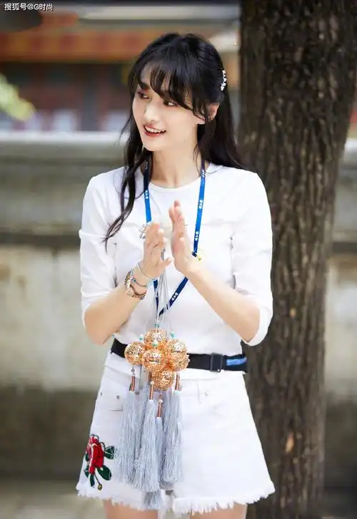 郑爽身着纯白简约t搭配同色系印花短裤 清新甜美