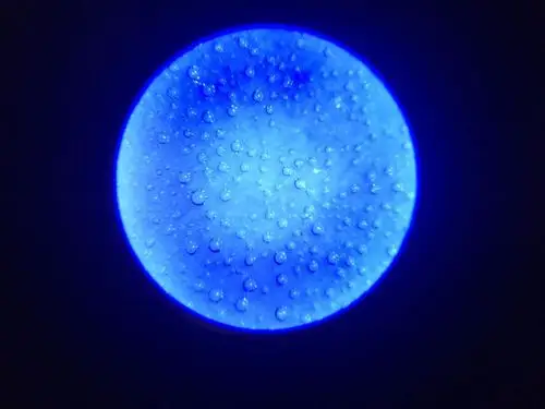 请问大师这种气泡是老的瓷器吗