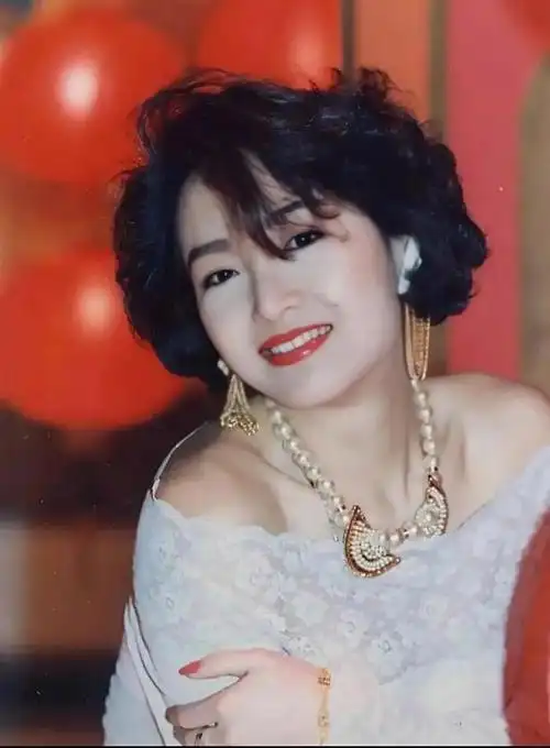 看了64岁恬妞的造型才发现中老年女人不扮嫩自信老去才真美