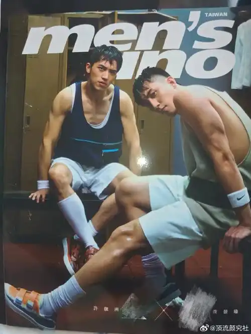 黄景瑜许魏洲当年的杂志,两个人很积极营业的样子