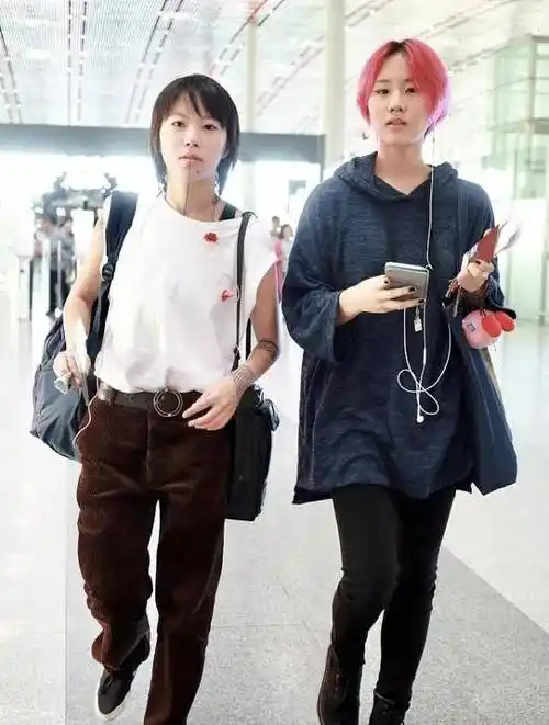 窦佳嫄和窦靖童性格都很像,穿搭都是中性风,简直就像双胞胎_显得_运动