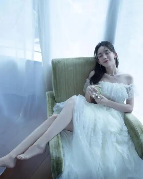 古力娜扎绝对是"腿精",复古风连衣裙配膝下靴,化身帅气小仙女