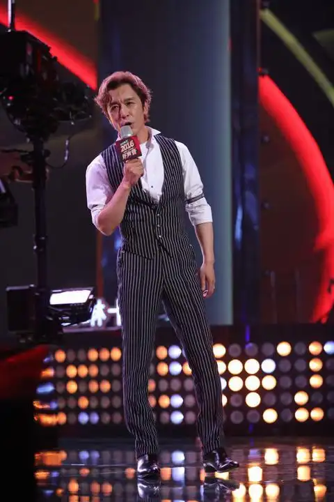 李咏好声音首秀速度放慢10次口播8次卡壳