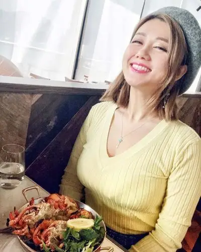 e罩杯的八字豪奶一直晃,一直晃,游走在露出边缘.