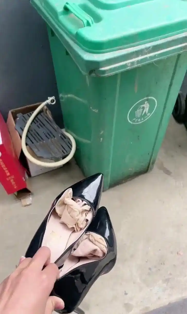 好好的高跟鞋和丝袜,为啥要扔了呢?感觉好可惜啊!