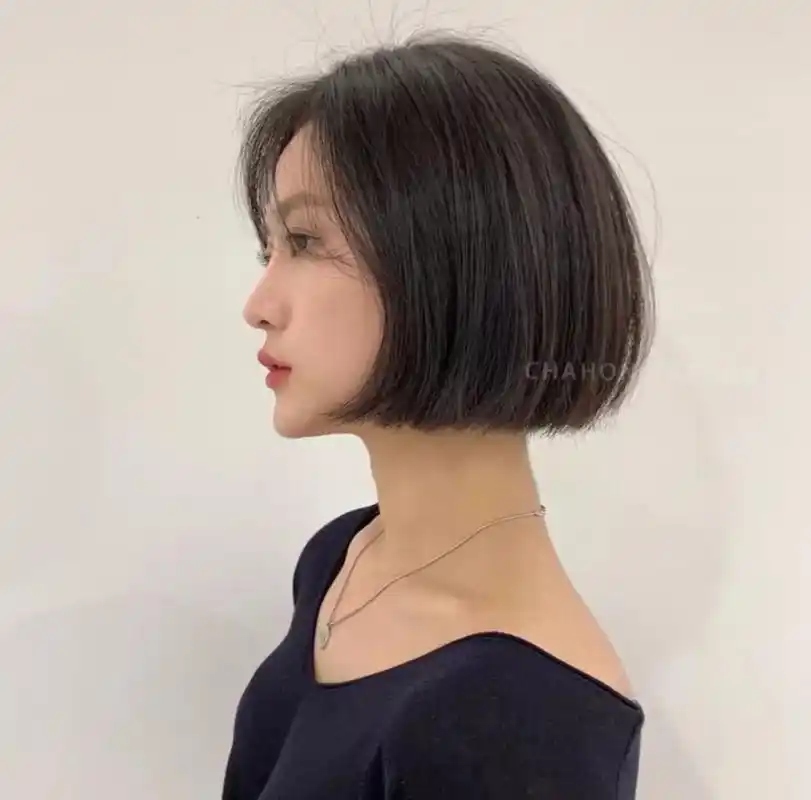 齐耳短发发型造型更多变,修饰脸型好打理,但是最经典百搭的短发还是齐