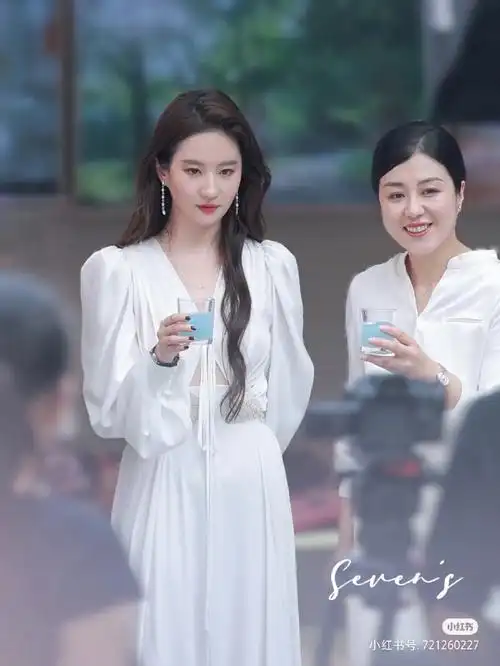 刘亦菲近期行程微博电影之夜##刘亦菲白色长裙生图