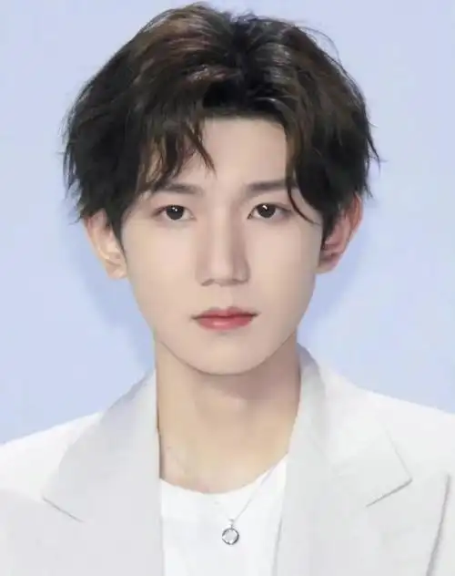 男明星"中分"发型不好看?肖战眼前一亮,朱一龙任嘉伦太惊艳插图5