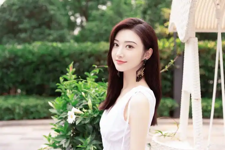 1/ 6 搜狐娱乐讯 6月28日,景甜晒出一组夏日清新花园写真.