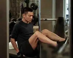 60岁刘德华现身街头,酷劲十足大佬范儿,太过消瘦身材像缩水了