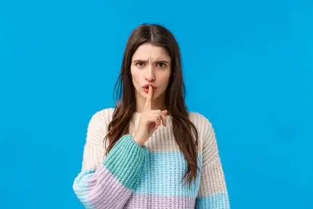 英俊严格的人与嘘手势, 要求沉默或安静, 在白色背景孤立严格要求老师