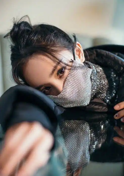 原创杨幂最新活动造型曝光银片闪光片搭配皮裤真是又酷又飒的姐姐