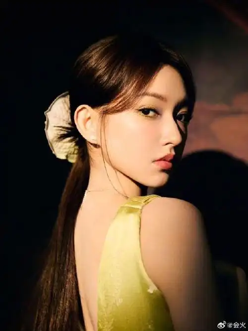 程潇gq红毯造型图96,青绿色的中式造型让人眼前一亮