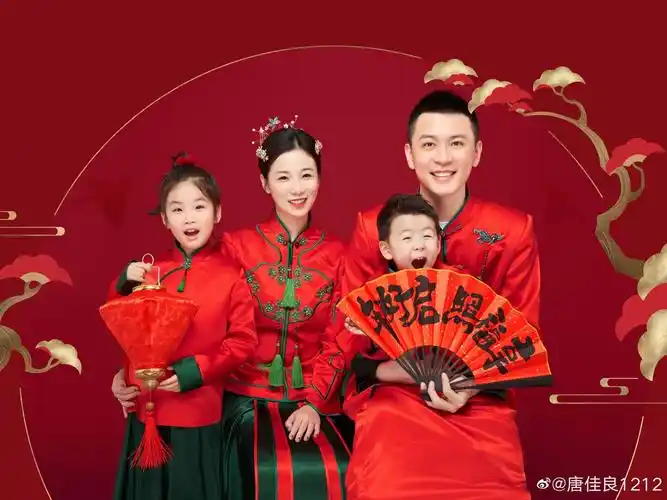 杨鸣的妻子在社媒上传一家三口的合照,也充分说明他们是幸福的四口之