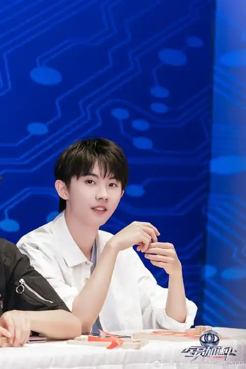 马嘉祺蓝色运动造型##马嘉祺的跑步姿势