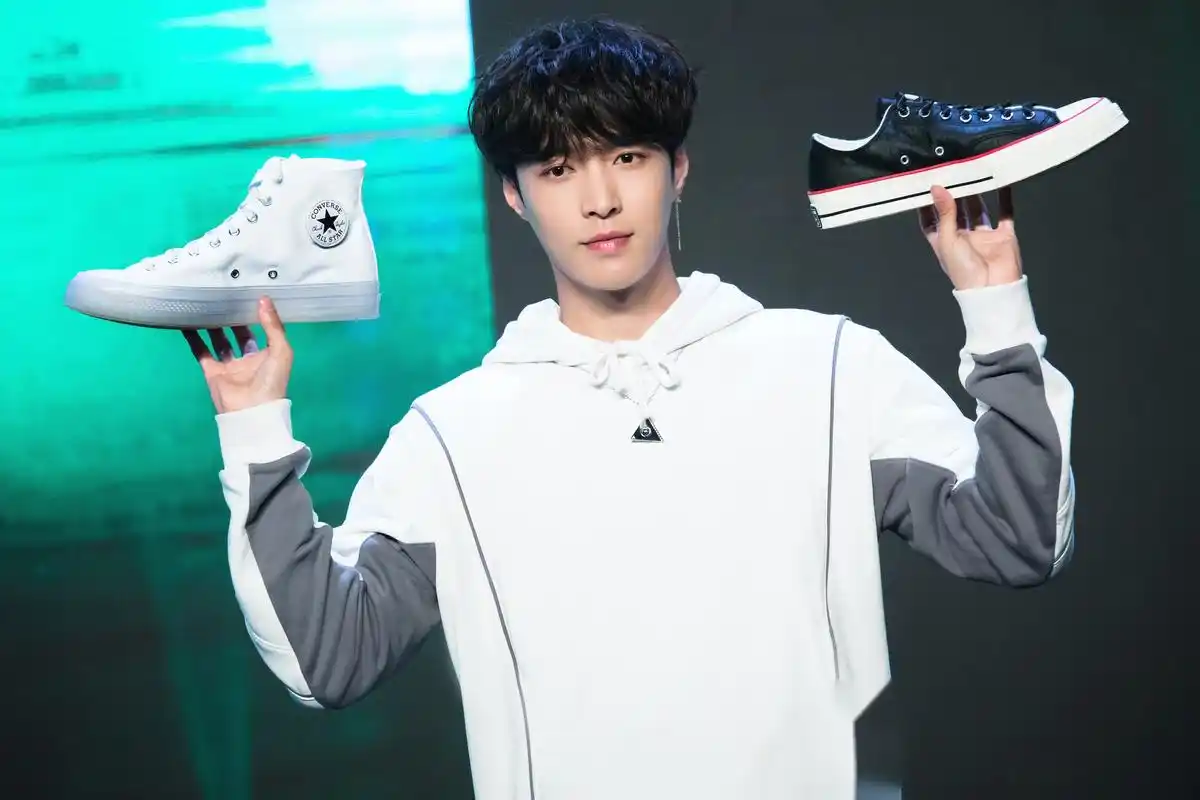 老板张艺兴出席converse x 张艺兴联名合作款媒体发布会现场,将真实练