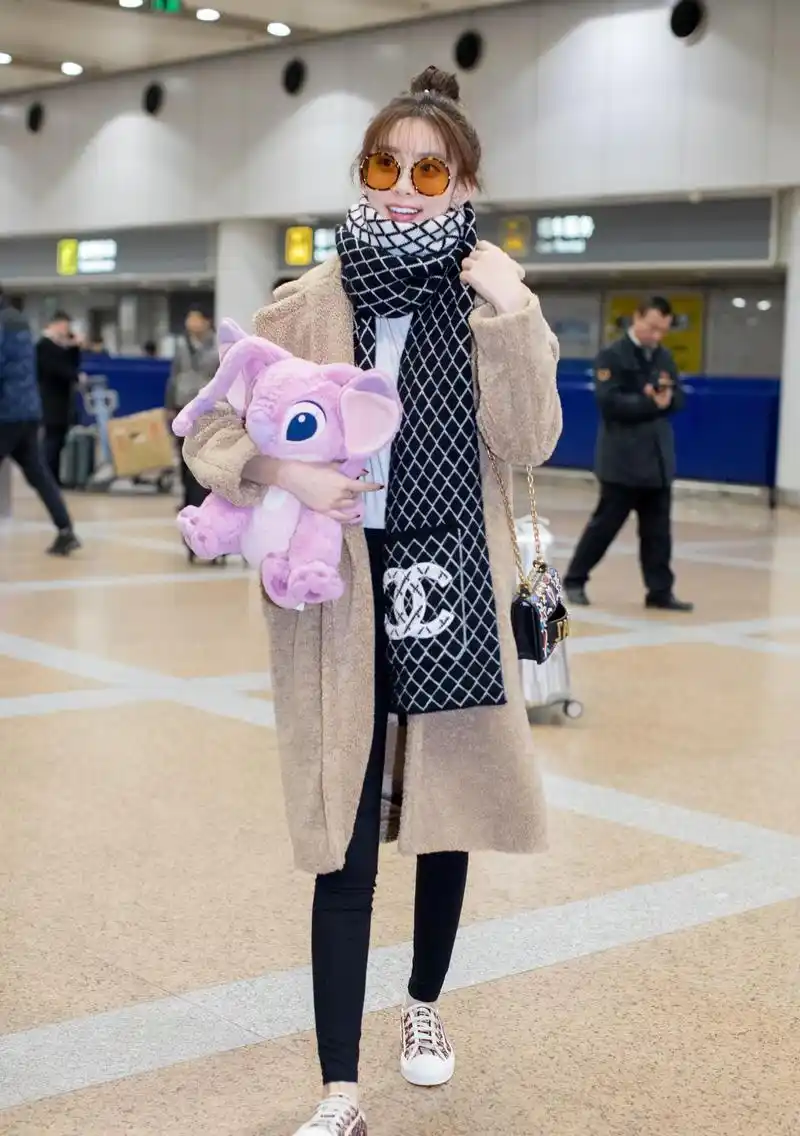孟子义现身机场 时尚少女感甜美爆棚