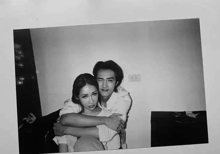 甜蜜又恩爱!萧亚轩晒与黄皓亲密合照