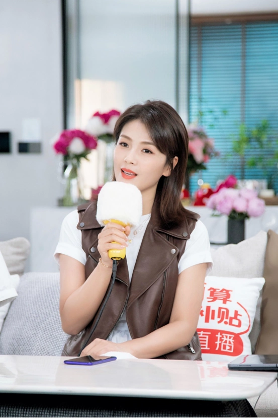 如何穿出成熟女人的夏季职场穿搭?学刘涛这几套搭配,干练又大方