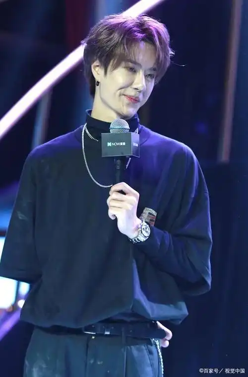 王一博生儿子的原因,培养他骑摩托车,滑雪滑板的爱好