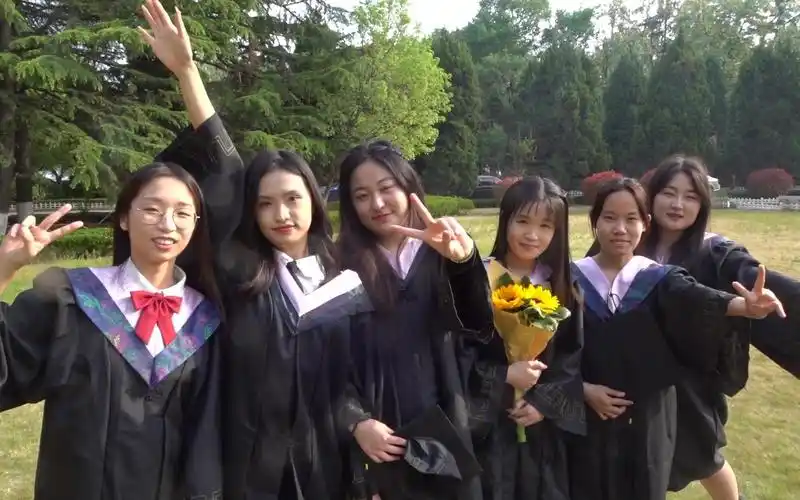 青岛大学法学院女生2022年5月19日博文楼前毕业合影