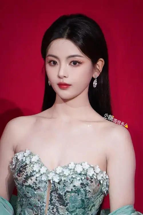 费加罗明星生图##杨超越头肩比