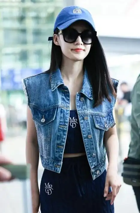 李沁亮相北京机场着装靓丽尽显迷人美少女风采