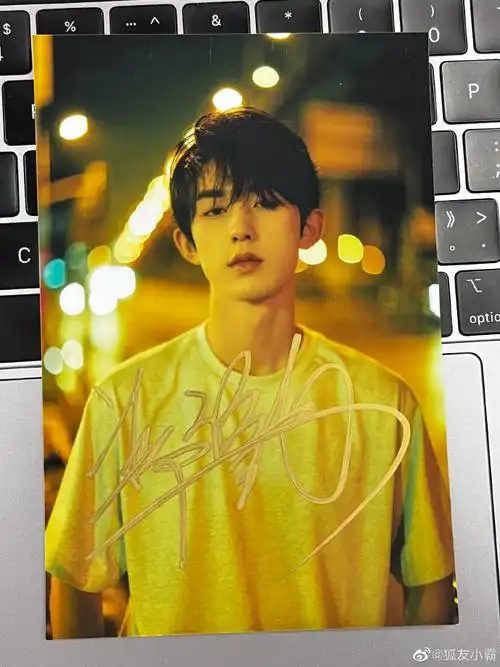 郭俊辰超话叮叮～本周#小霸宠粉日#小霸带着@郭俊辰_fiction的签名照