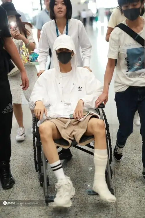 独家小鱼仙倌罗云熙拍戏脚扭伤做轮椅坚持上班超乐观安慰粉丝很暖心了