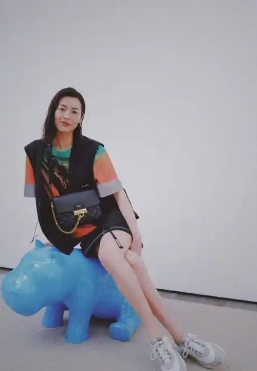 超模刘雯换新造型,摩卡波波头短发搭配基础款衣服,穿出高级感_显得