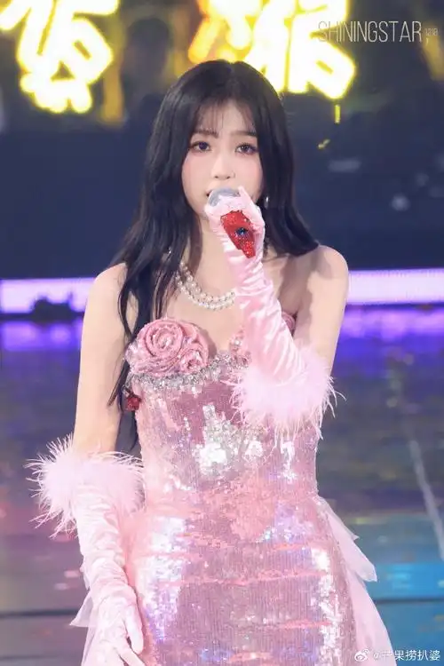 爱豆欣欣限定回归～狠狠爱我们舞台欣欣#虞书欣被台下激光笔照射