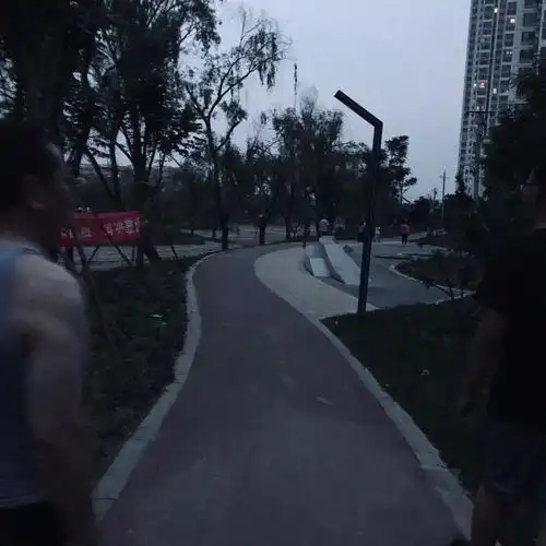 晚上一家人公园散步