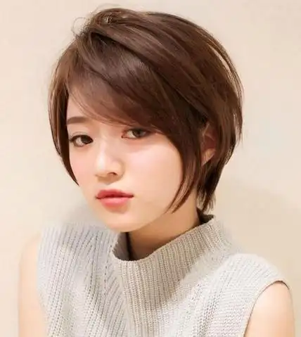 短碎发把小女生的可爱展现的淋漓尽致渐变的染发让自然蓬松的发丝超有