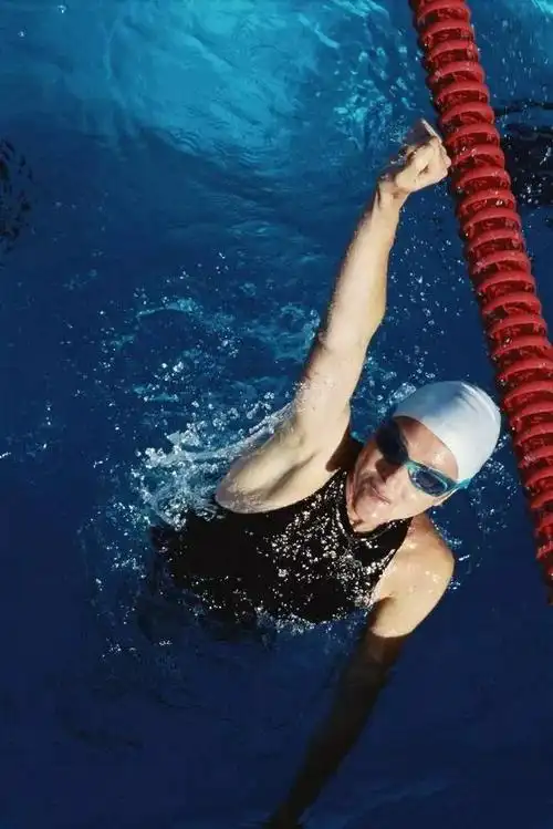 在泳池里游泳的人,一眼就能分辨出游泳的新手和老手.