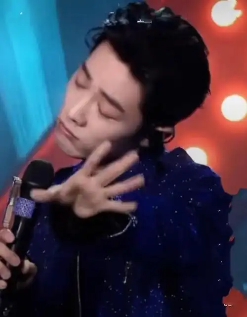 肖战《我们的歌》再现表情包,本来想耍帅,却意外被萌翻了