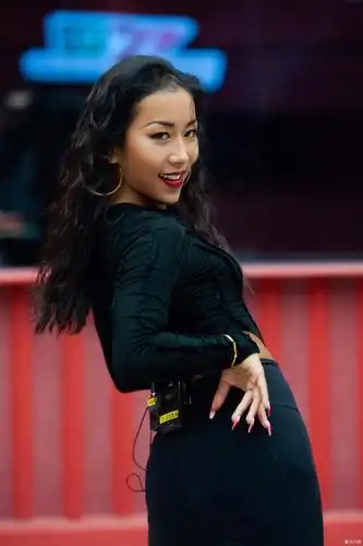 吉克隽逸亮钻风衣配黑色抹胸性感酷飒