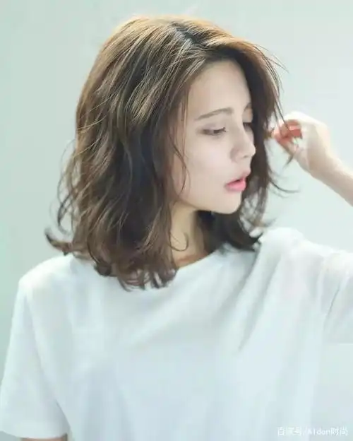 深受女生们的追捧,像十元这款纹理烫发也是非常有助于发根蓬松的,而且