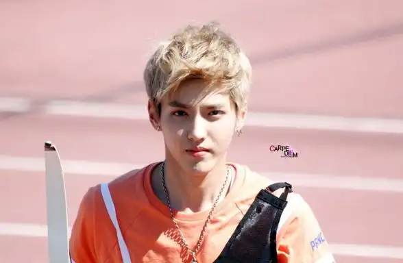 吴亦凡戴墨镜搞怪抬头纹忽现萌劲十足