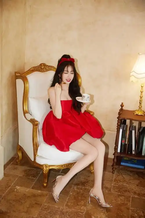 虞书欣红色抹胸短裙##虞书欣露腿了