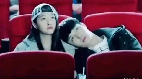 由于张艺兴在剧中饰演的角色,一直都暗恋着关晓彤,所以说在一些举动上