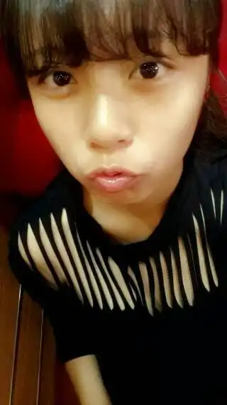 这女的是不是丑爆了,还说自己是女神,恶心.