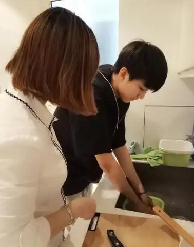 近日,tfboys王俊凯微博晒出帮妈妈洗菜的照片,并送上母亲节祝福,称爱